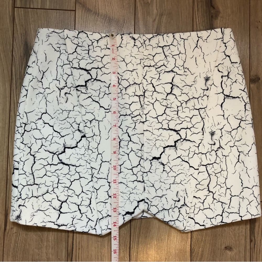 Women’s Cameo Asymmetrical Black off white Crackle design Mini Skirt size S - Picture 5 of 8